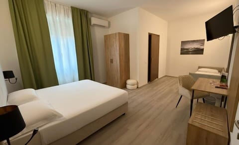 Room, Mobility Accessible (Hotel) | In-room safe, desk, free WiFi