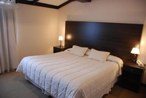 Standard Double Room | Minibar, in-room safe, desk, free cribs/infant beds