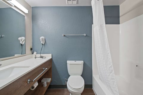 Studio, 1 Queen Bed, Non Smoking | Bathroom | Combined shower/tub, free toiletries, hair dryer, towels