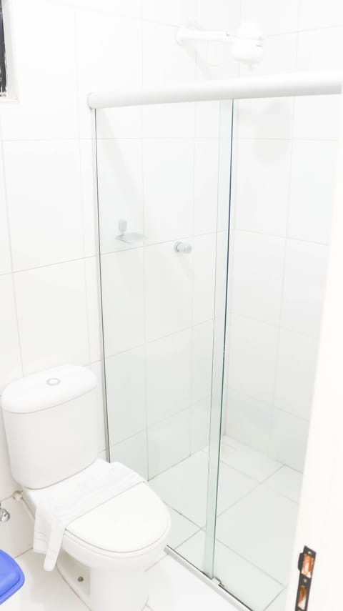 Standard Triple Room | Bathroom | Shower, free toiletries, towels