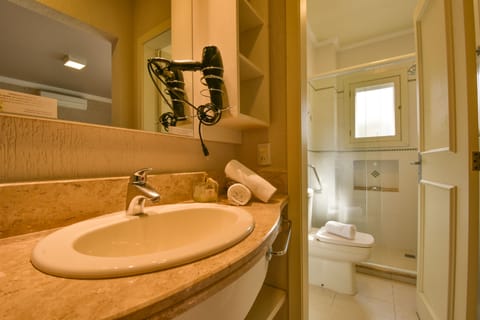 Suite Luxo Tripla | Bathroom | Shower, free toiletries, hair dryer, towels