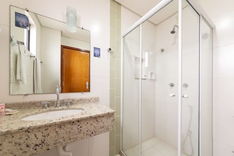 Premium Suite | Bathroom | Shower, free toiletries, towels