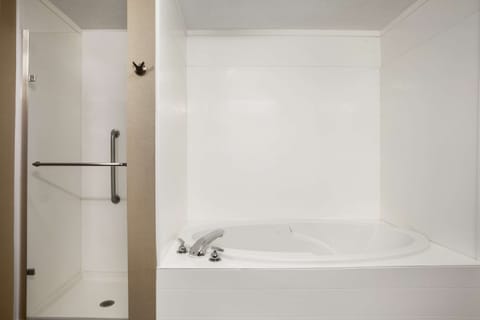 Standard Room, 1 King Bed, Jetted Tub | Bathroom | Hair dryer, towels