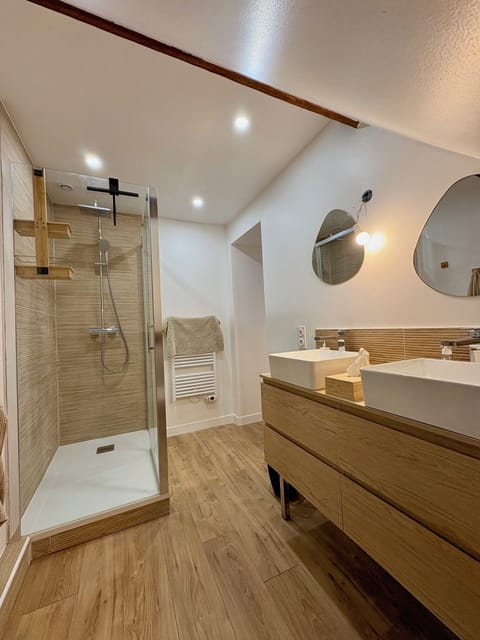 Double Room, Pets Allowed, Garden View | Bathroom | Shower, rainfall showerhead, bathrobes, slippers