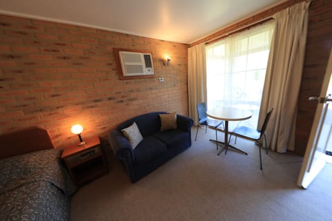 Queen Room | Desk, iron/ironing board, free WiFi, bed sheets