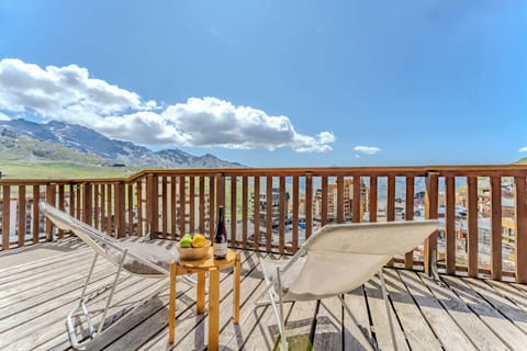 Soak up the sun and take in panoramic mountain views from your south-facing balcony. A magical moment with wine, peace, and the snow-capped peaks of Val Thorens.