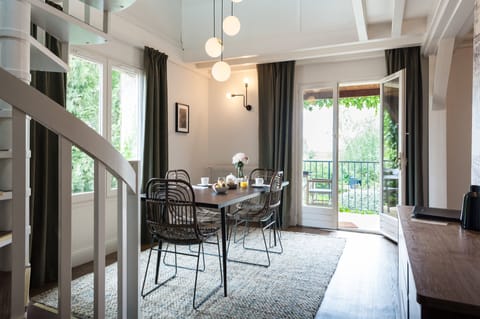 Flat-screen TV, iPod dock, offices