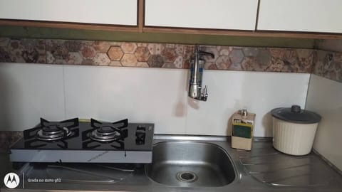 Standard Room | Shared kitchen | Full-size fridge, microwave, cookware/dishes/utensils