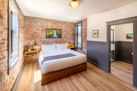 Hood River King with City View | Premium bedding, blackout drapes, free WiFi, bed sheets