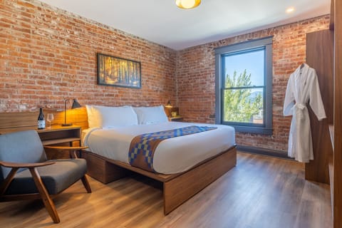 Overlook King with River View | Premium bedding, blackout drapes, free WiFi, bed sheets