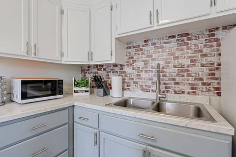 Kitchen/sink/microwave