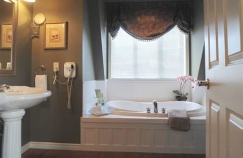 Room, 1 Bedroom | Bathroom | Separate tub and shower, deep soaking tub, free toiletries, hair dryer