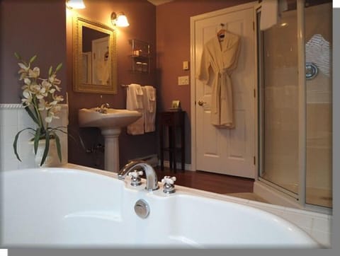 Standard Room | Bathroom | Separate tub and shower, deep soaking tub, free toiletries, hair dryer