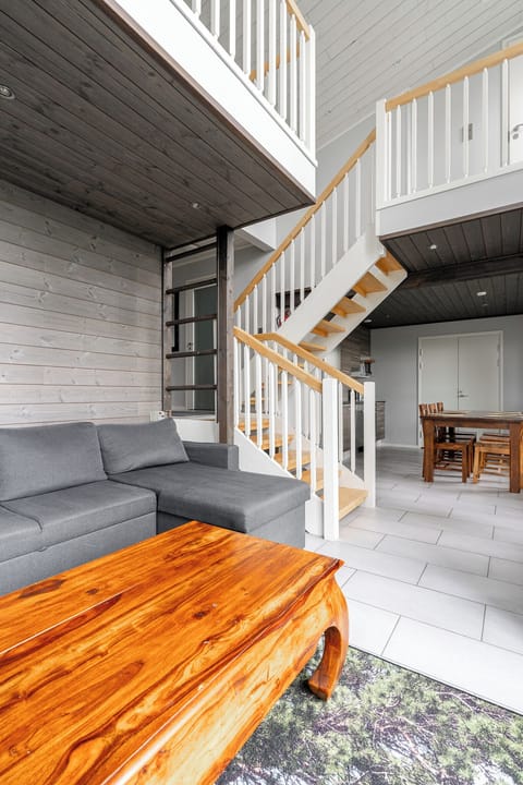 Superior Duplex, Multiple Beds, Pets Allowed, Lake View | Living room