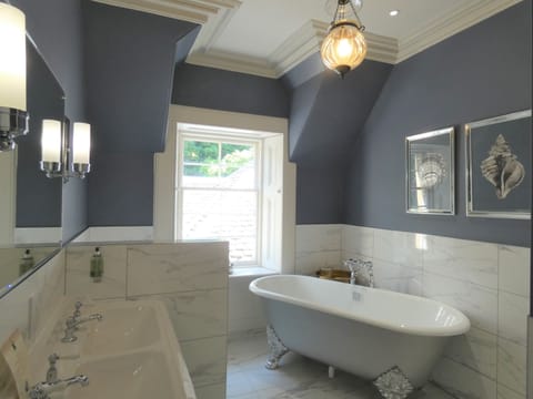 Luxury Suite, Sea View | Bathroom | Slippers