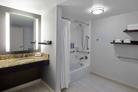 Combined shower/tub, free toiletries, hair dryer, towels