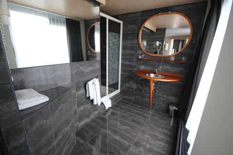 Luxury Suite, 1 King Bed, Hot Tub | Bathroom | Separate tub and shower, jetted tub, free toiletries, hair dryer