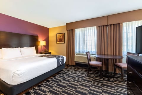 Deluxe Suite, 1 King Bed, Non Smoking, Jetted Tub | Premium bedding, pillowtop beds, laptop workspace, blackout drapes
