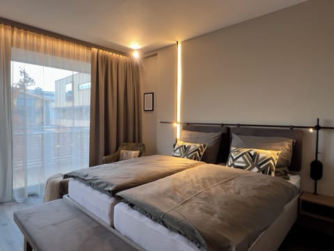 Hypo-allergenic bedding, desk, cribs/infant beds, free WiFi