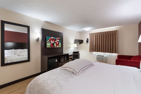 Premium Room, 1 King Bed (Upgraded Bedding & Snack, First Floor) | Premium bedding, desk, soundproofing, iron/ironing board