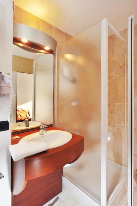 Double Room | Bathroom | Shower, eco-friendly toiletries, hair dryer, towels