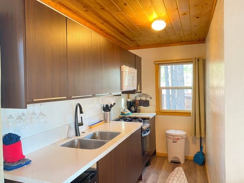 Cabin 7 | Private kitchenette | Microwave, oven, stovetop, coffee/tea maker