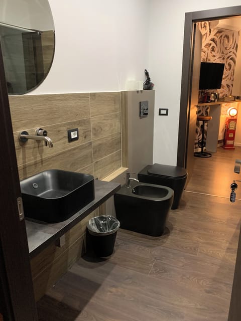 Deluxe Double Room, Balcony, Courtyard View | Bathroom