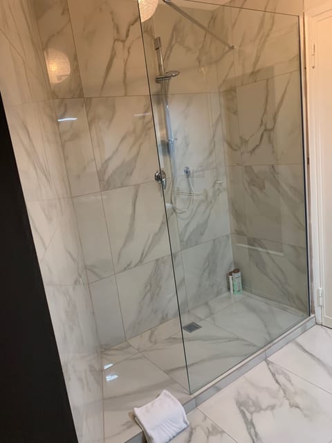 Standard Double Room, Balcony, City View | Bathroom