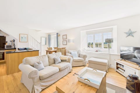 Dove Cottage, Warkworth - Host & Stay