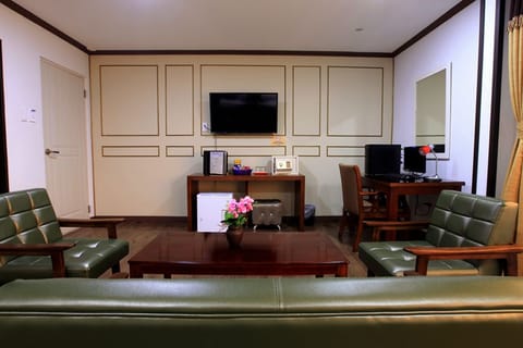 Business Room, Non Smoking | Living area | 32-inch LED TV with satellite channels, TV