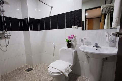 Deluxe Room, Non Smoking | Bathroom | Shower, free toiletries, slippers, towels