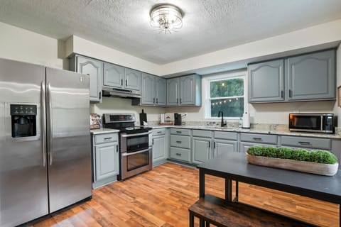 Whip up tasty meals in the fully stocked kitchen with stainless steel appliances, lots of counter space, and everything you need. Perfect for cooking together, sharing dinner, or just hanging out while enjoying good food and great company.