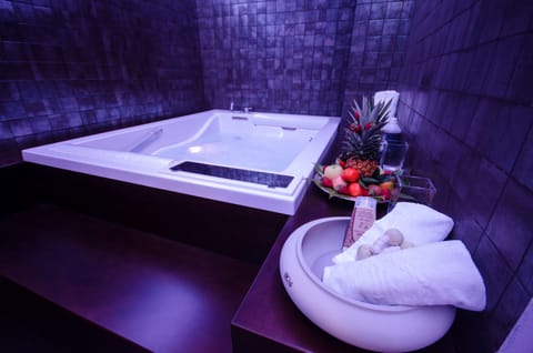 Indoor spa tub