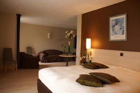 In-room safe, desk, free WiFi