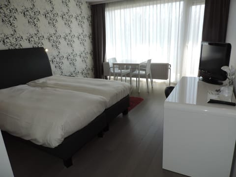 In-room safe, desk, free WiFi