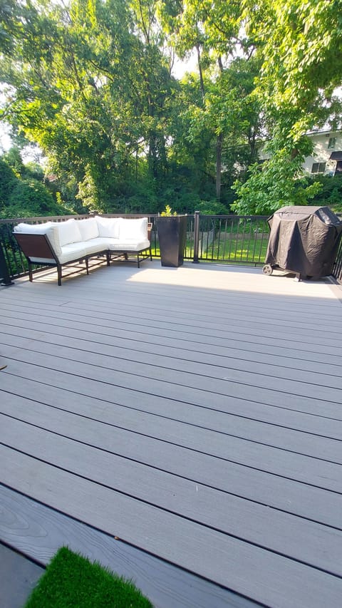 PATIO W/ GRILL & TABLE SEATING