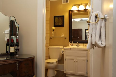Creekside Suite | Bathroom | Free toiletries, hair dryer, bathrobes, towels