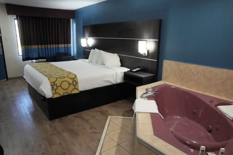 Deluxe Room, 1 King Bed, Non Smoking | Iron/ironing board, free WiFi, bed sheets