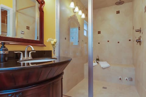 Standard Double Room, Ensuite (Golden Mango ) | Bathroom