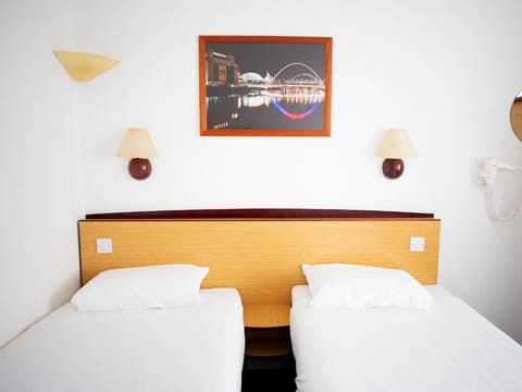 Standard Twin Room | Iron/ironing board, free WiFi