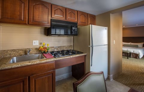 Deluxe Studio Suite, 1 King Bed | Private kitchen | Coffee/tea maker