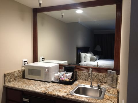 Superior Room, 1 King Bed | Private kitchenette | Coffee/tea maker