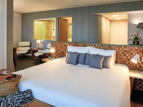 Deluxe Studio Suite, 1 King Bed, Sea View | In-room safe, desk, laptop workspace, blackout drapes