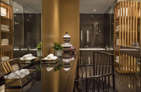 Grand Executive Suite | Bathroom amenities | Separate tub and shower, deep soaking tub, rainfall showerhead