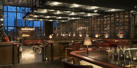 2 bars/lounges, cocktail bar