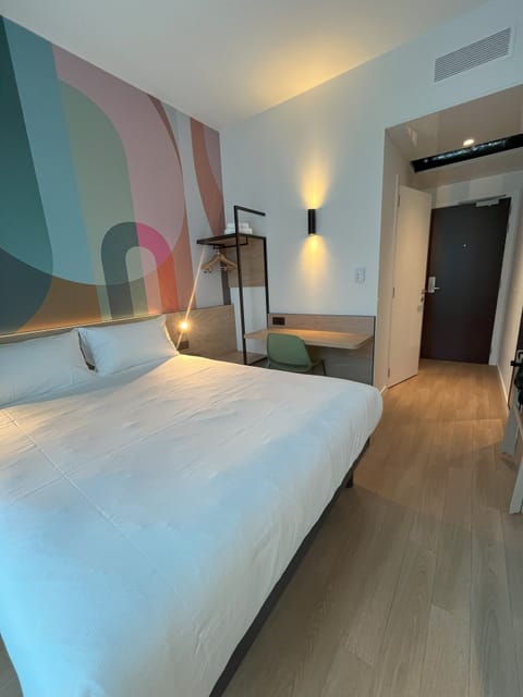 Hypo-allergenic bedding, Tempur-Pedic beds, laptop workspace