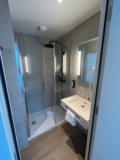 Superior Double Room | Bathroom | Shower, hydromassage showerhead, hair dryer, towels