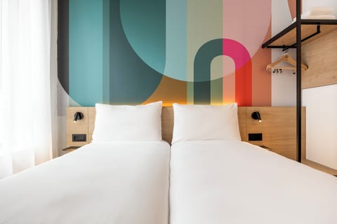 Twin Room | Hypo-allergenic bedding, Tempur-Pedic beds, laptop workspace