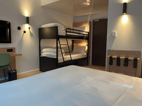 Quadruple Room | Hypo-allergenic bedding, Tempur-Pedic beds, laptop workspace