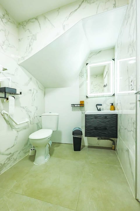 Comfort Double Room, City View | Bathroom